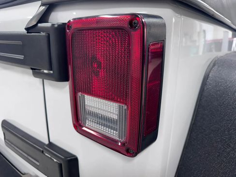 Used 2015 Jeep Wrangler Unlimited Rubicon w/ Connectivity Group AWD/4WD image 10