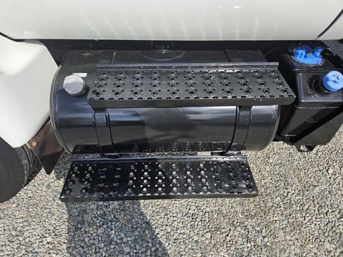 Used 2011 Ford F750 2WD Regular Cab Super Duty image 48