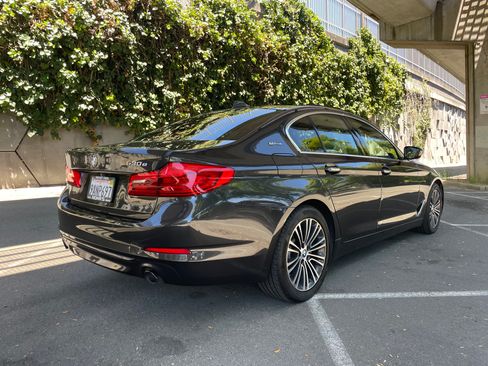 Used 2018 BMW 530e w/ Premium Package 2 RWD image 3
