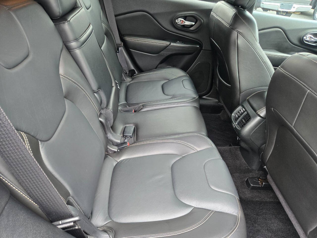 Used 2015 Jeep Cherokee Limited w/ Technology Group AWD/4WD image 31