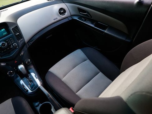 Used 2015 Chevrolet Cruze LS image 22