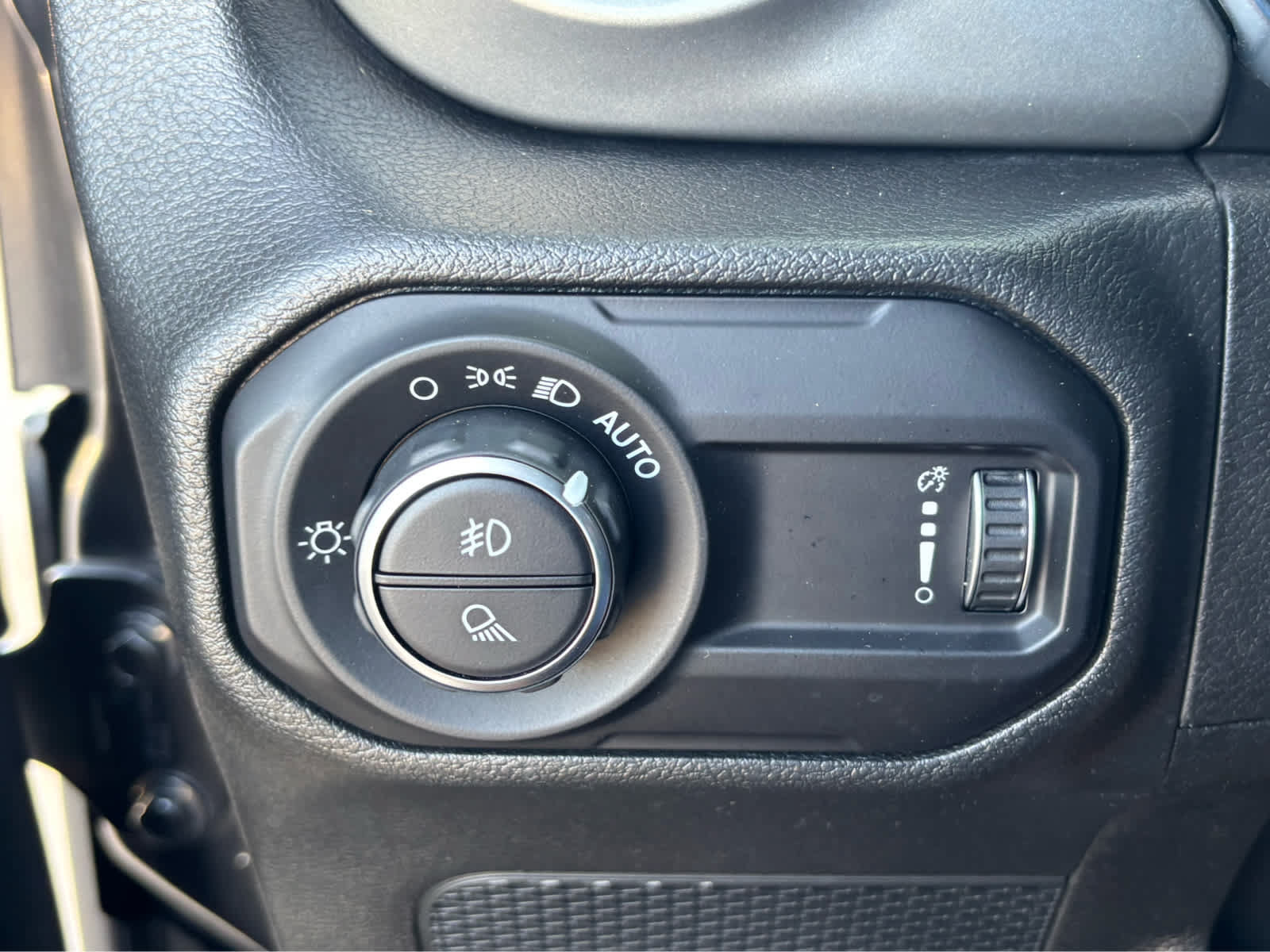 Used 2023 Jeep Gladiator Overland AWD/4WD image 18