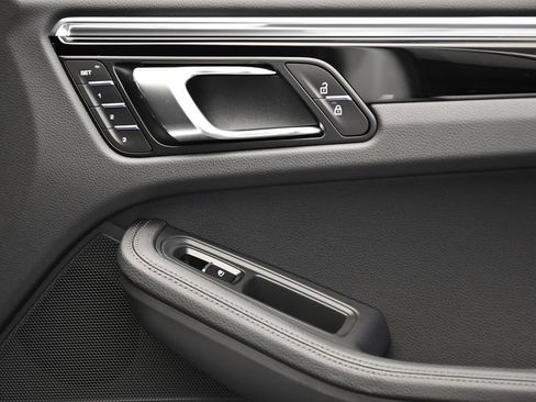 Certified 2025 Porsche Macan AWD/4WD image 48