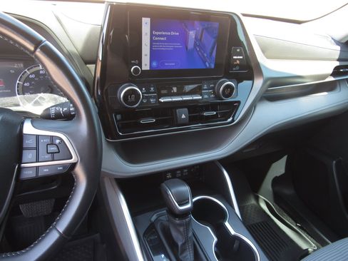 Used 2023 Toyota Highlander LE FWD image 18