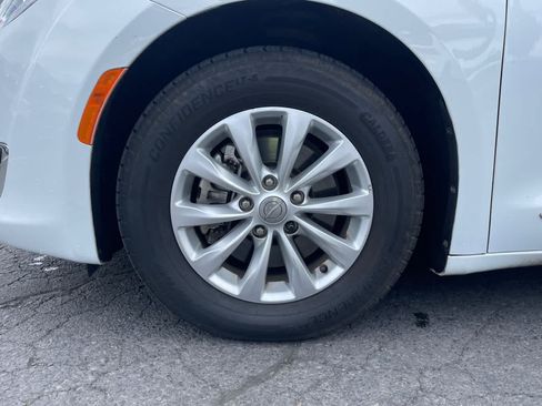 Used 2018 Chrysler Pacifica Touring-L FWD image 15