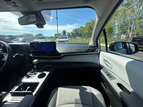 Used 2025 Toyota Sienna XLE w/ XLE Plus Package AWD/4WD image 28
