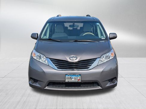 Used 2014 Toyota Sienna LE FWD image 2