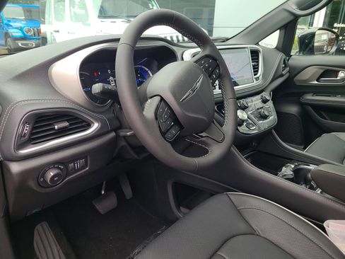 New 2023 Chrysler Pacifica Limited w/ Uconnect Theater Family Group image 20