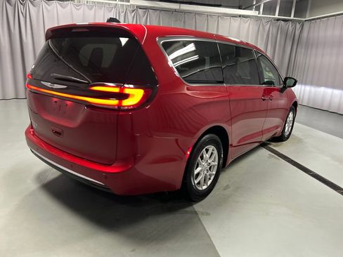Used 2024 Chrysler Pacifica Touring-L image 7