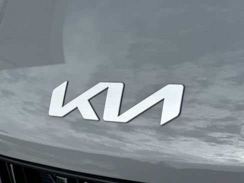 Used 2024 Kia Carnival EX FWD image 10
