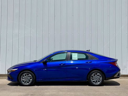 Used 2025 Hyundai Elantra Hybrid FWD image 3