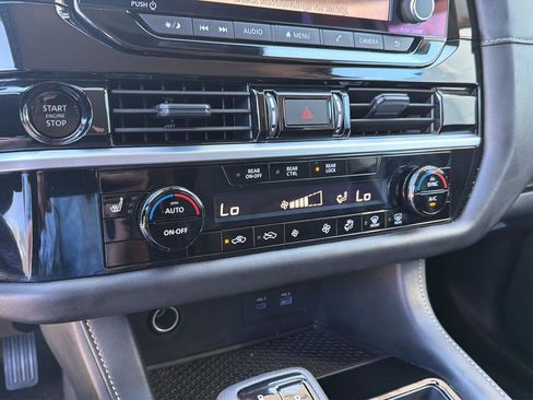 Used 2025 Nissan Pathfinder SV FWD image 27