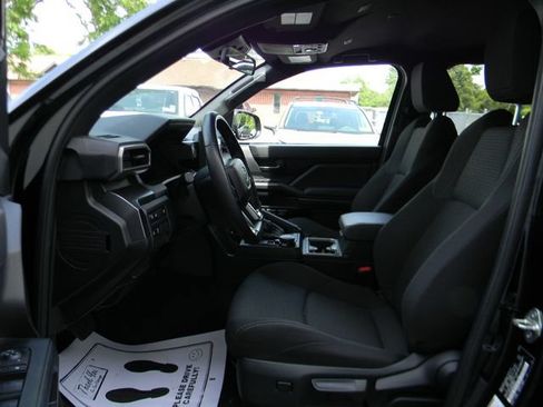 Used 2025 Toyota 4Runner SR5 AWD/4WD image 18