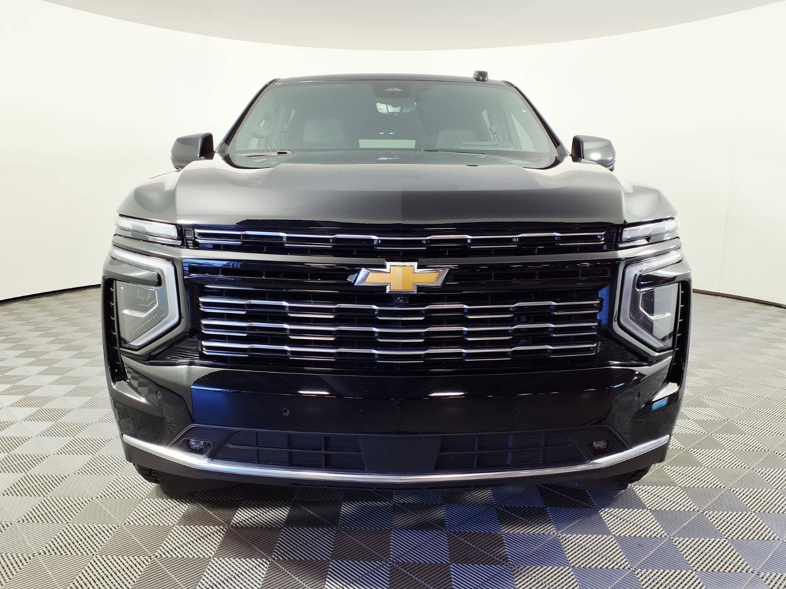 Used 2025 Chevrolet Suburban High Country AWD/4WD image 2