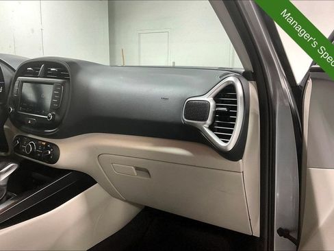 Used 2025 Kia Soul LX w/ LX Technology Package FWD image 19