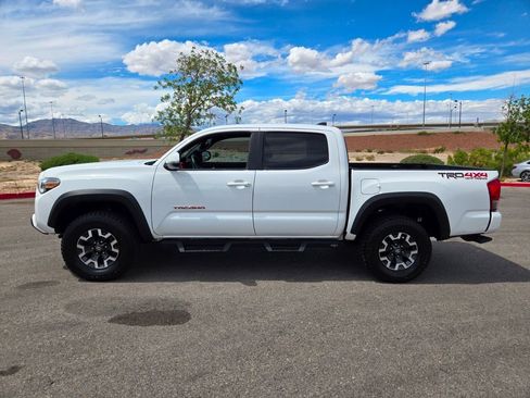 Used 2017 Toyota Tacoma TRD Off-Road AWD/4WD image 4