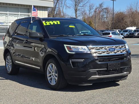 Used 2018 Ford Explorer XLT image 2