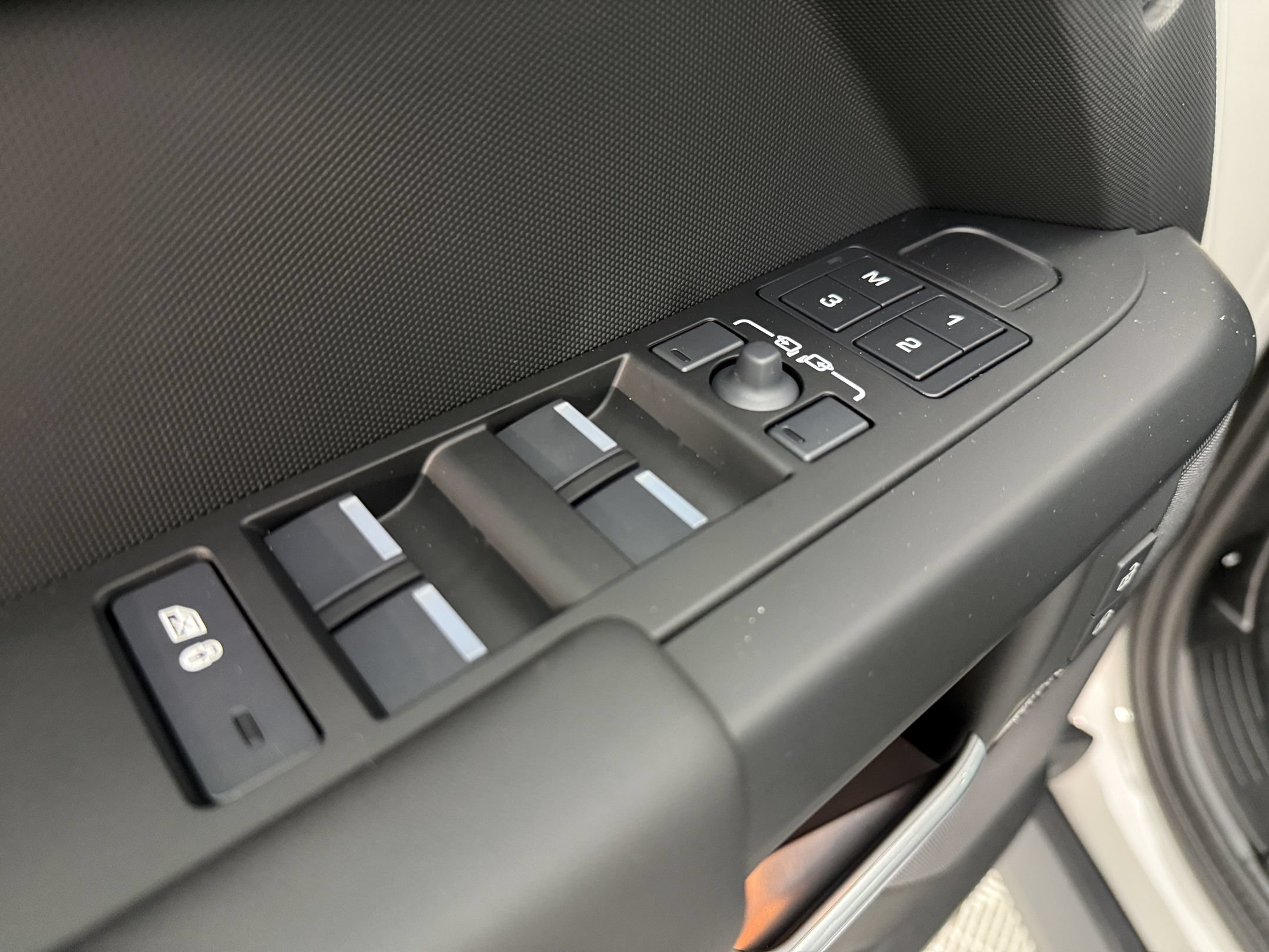 New 2026 Land Rover Defender 110 X-Dynamic SE AWD/4WD image 12