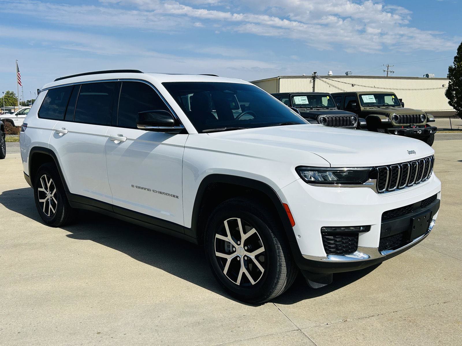 Used 2024 Jeep Grand Cherokee L Limited w/ Luxury Tech Group II AWD/4WD image 2
