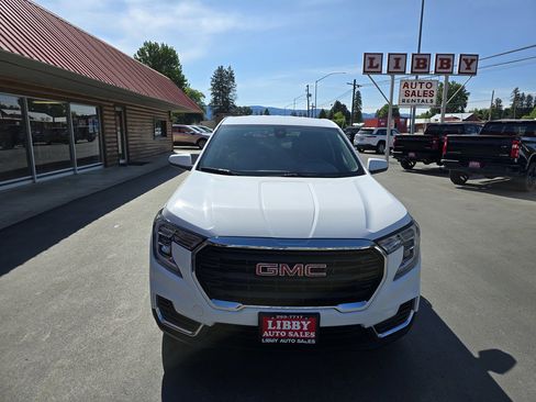 Used 2024 GMC Terrain SLE image 2