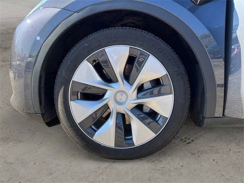 Used 2021 Tesla Model Y Long Range image 19