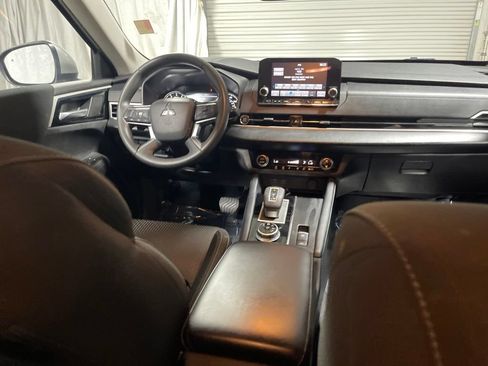 Used 2024 Mitsubishi Outlander ES FWD image 11