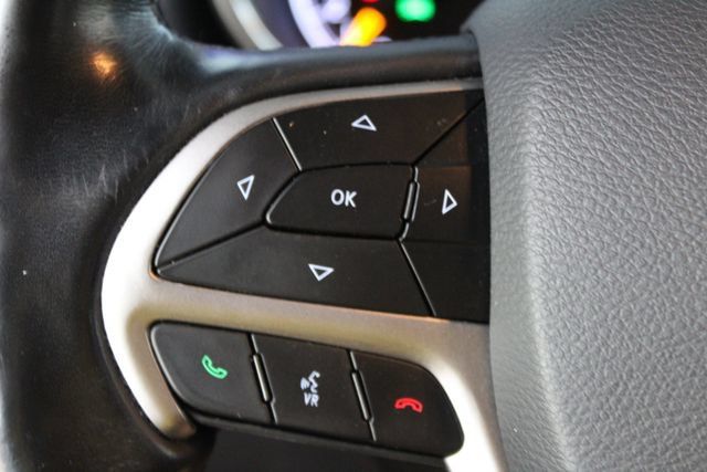 Used 2020 Jeep Grand Cherokee Altitude AWD/4WD image 16