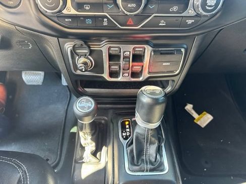 Used 2022 Jeep Wrangler Unlimited Sahara AWD/4WD image 16