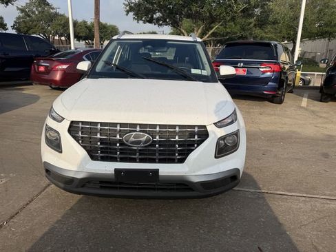 Used 2025 Hyundai Venue SEL FWD image 2