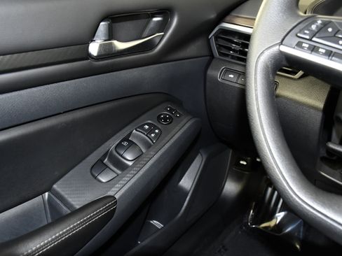 Used 2024 Nissan Altima 2.5 SV FWD image 31