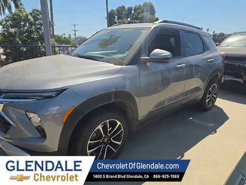 Used 2025 Chevrolet TrailBlazer LT FWD image 2
