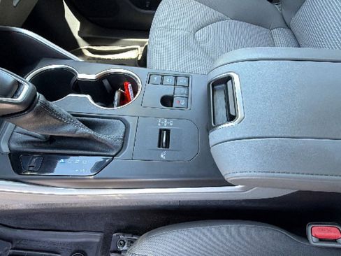 Used 2023 Toyota Highlander LE AWD/4WD image 13