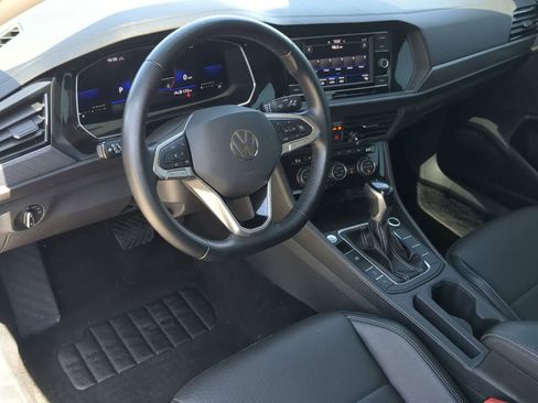 Used 2021 Volkswagen Tiguan SE w/ Panoramic Sunroof Package FWD image 9