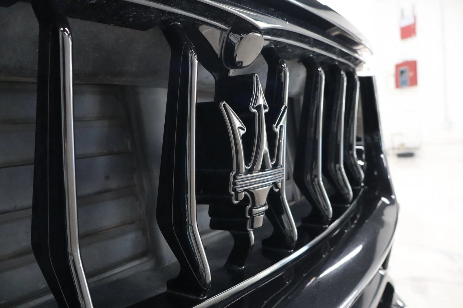 Used 2017 Maserati Levante S AWD/4WD image 3