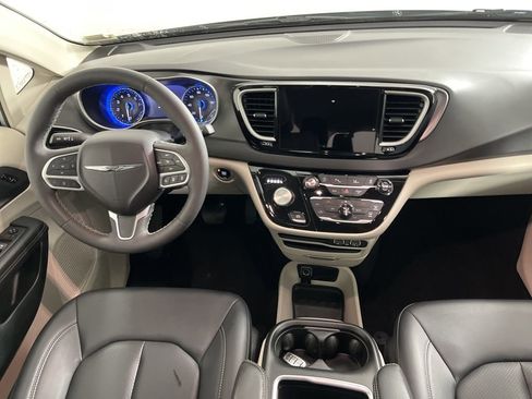 Used 2024 Chrysler Pacifica Touring-L image 4