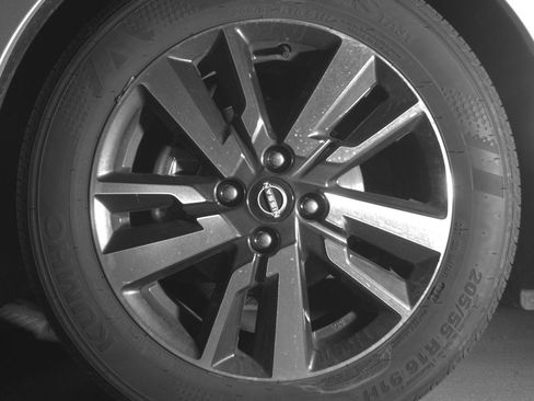 Used 2025 Nissan Versa SV FWD image 12