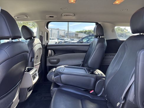 Used 2025 Kia Carnival FWD image 22