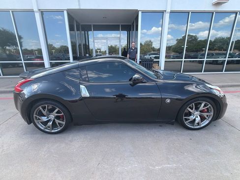 Used 2017 Nissan 370Z Coupe RWD image 5
