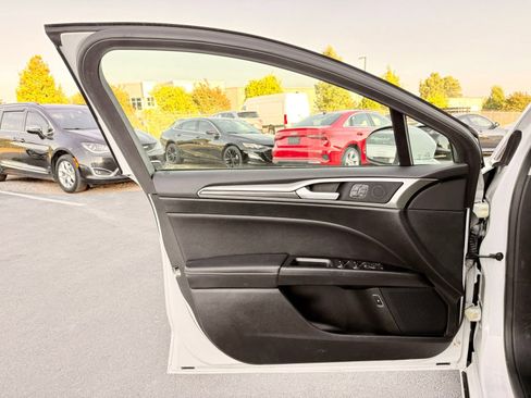Used 2018 Ford Fusion SE w/ Equipment Group 602A FWD image 12