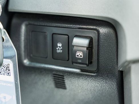 Used 2010 Toyota Tundra 4x4 CrewMax image 37