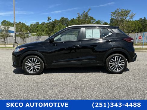 Used 2024 Nissan Kicks SV image 2