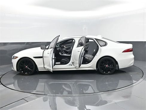 Used 2022 Jaguar XF R-Dynamic SE image 32