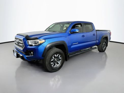 Used 2017 Toyota Tacoma TRD Off-Road w/ Premium & Technology Package AWD/4WD image 4