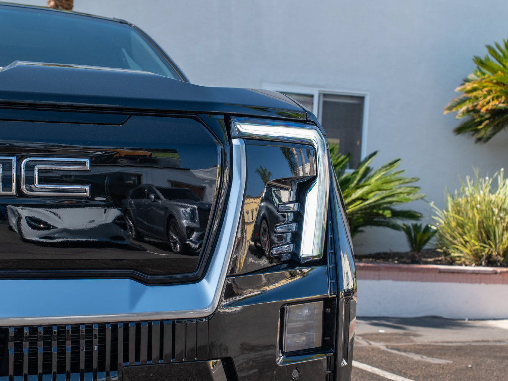 Used 2025 GMC Sierra EV Denali AWD/4WD image 9