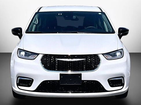 Used 2024 Chrysler Pacifica Touring-L FWD image 3