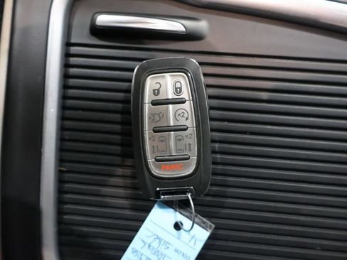 Used 2024 Chrysler Pacifica Touring-L FWD image 27
