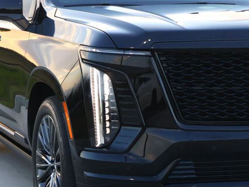 Used 2025 Cadillac Escalade ESV Sport Platinum image 9