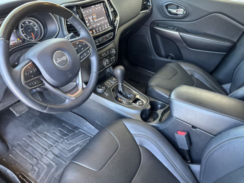 Used 2019 Jeep Cherokee Overland w/ Technology Group AWD/4WD image 10