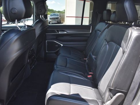 Used 2024 Jeep Wagoneer Series II w/ Flexible Seating Group RWD image 15