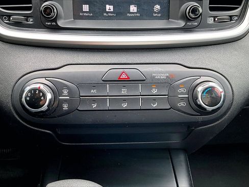 Used 2020 Kia Sorento LX image 17